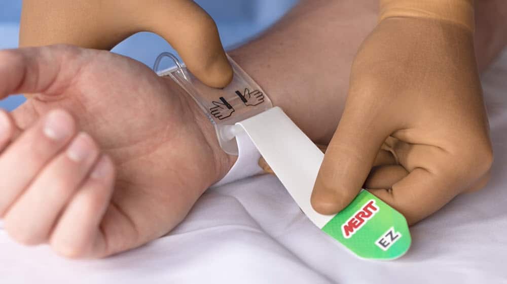 PreludeSYNZ EZ - Image from In-Service Video showing the two-handed cinch of the band
