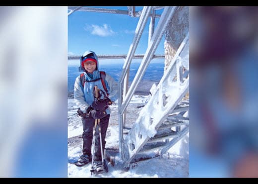 Andrea Peterson no Pólo Norte, ao lado de uma escada coberta de neve e gelo